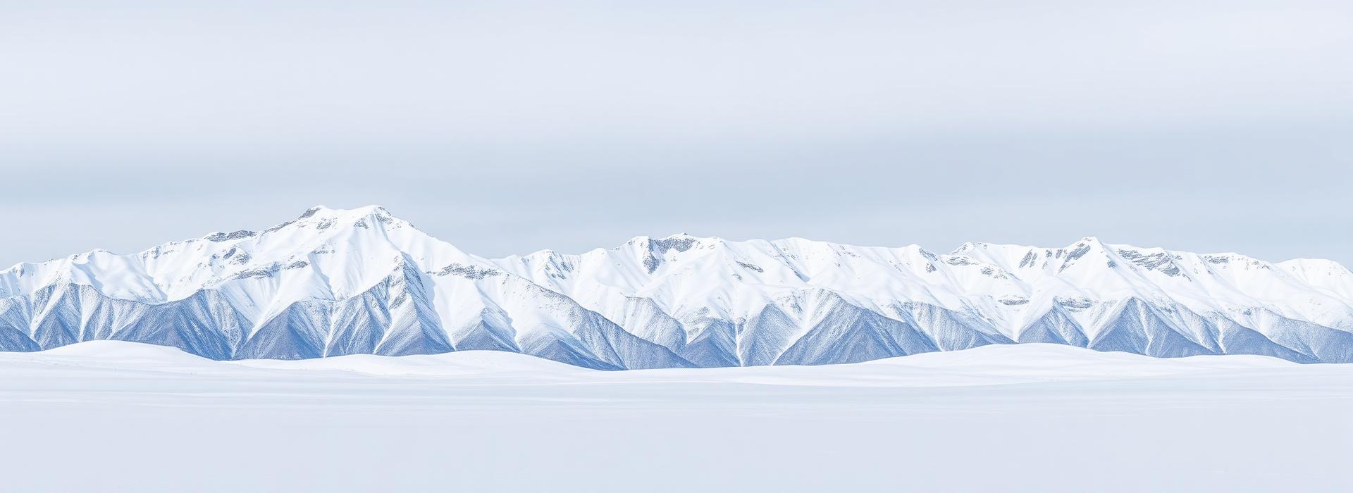 Besneeuwde bergketen